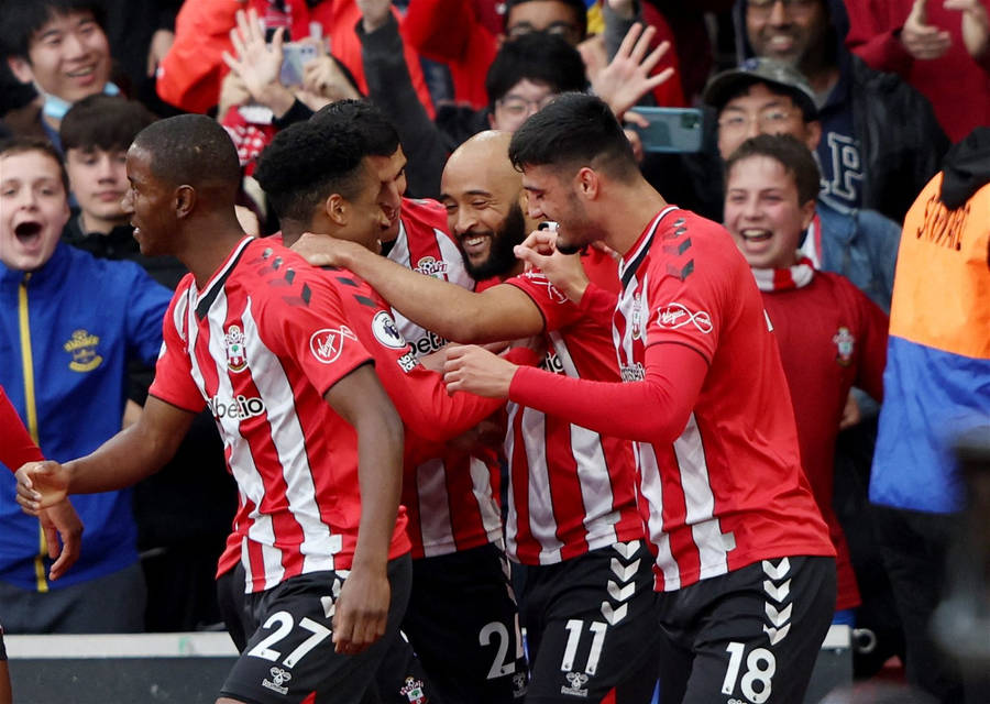 Southampton Fc Players Hugging Wallpaper