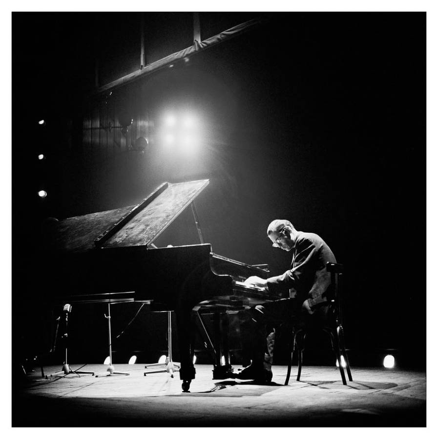 Spotlight Stage Playing Piano Bill Evans Wallpaper