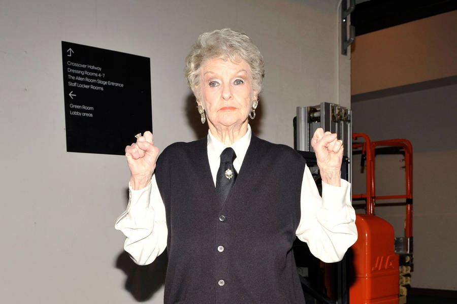 Stage Actress Elaine Stritch In Black Tights Wallpaper