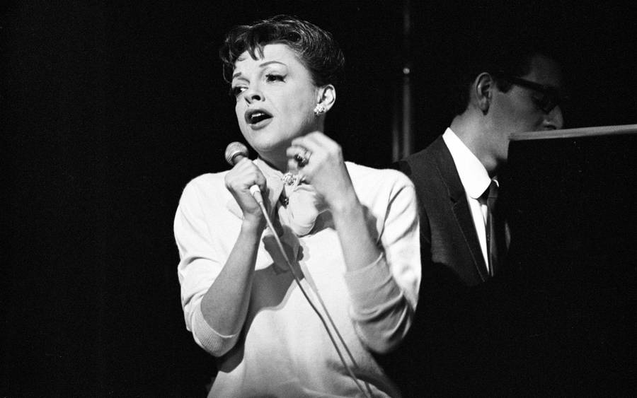 Starlit Performance - Iconic American Actress Judy Garland Wallpaper