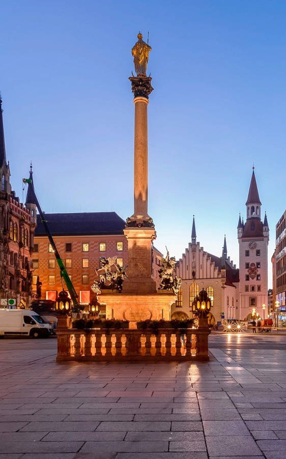 Statue In Old Town Hall Munich Wallpaper