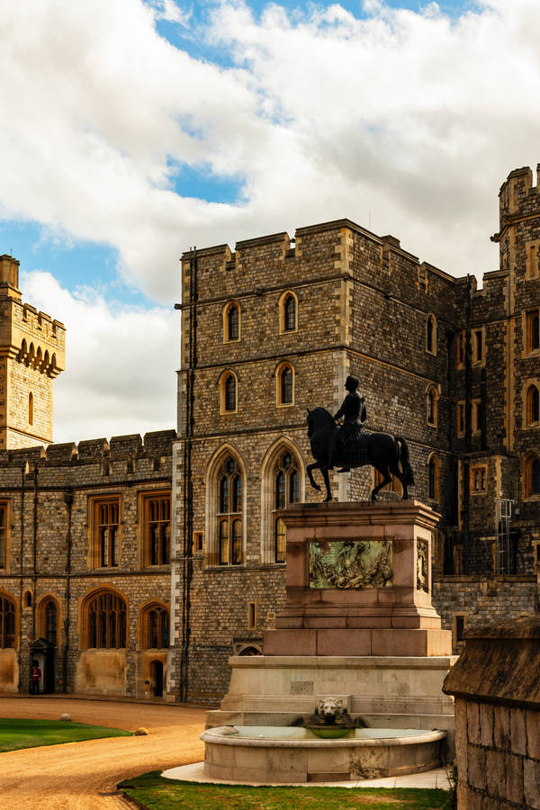 Statue Of King Charles Windsor Castle Wallpaper