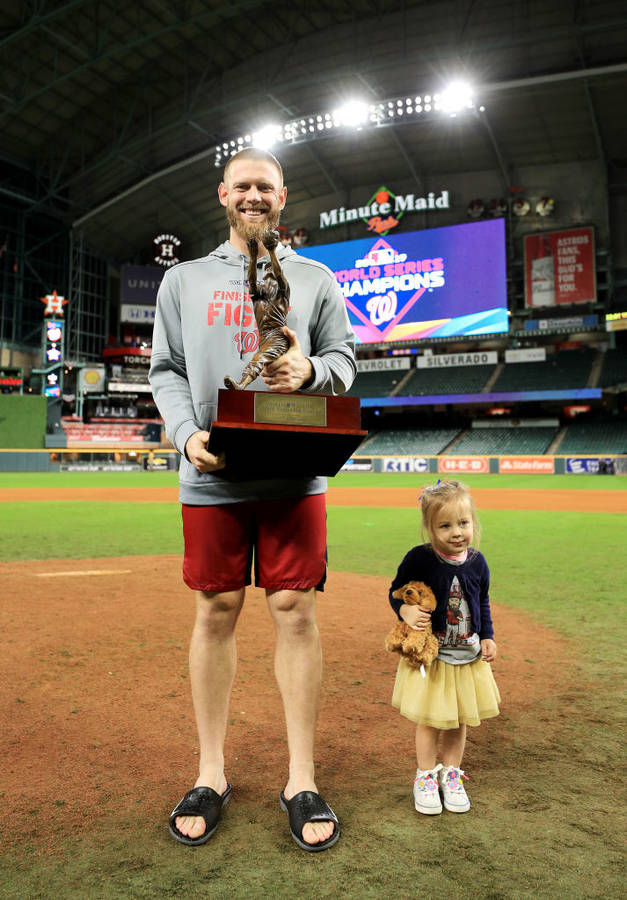 Stephen Strasburg Mvp Award With His Daughter Wallpaper