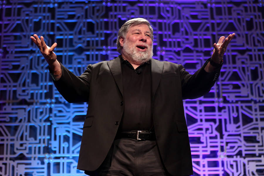 Steve Wozniak Raising Both Hands While Standing Wallpaper