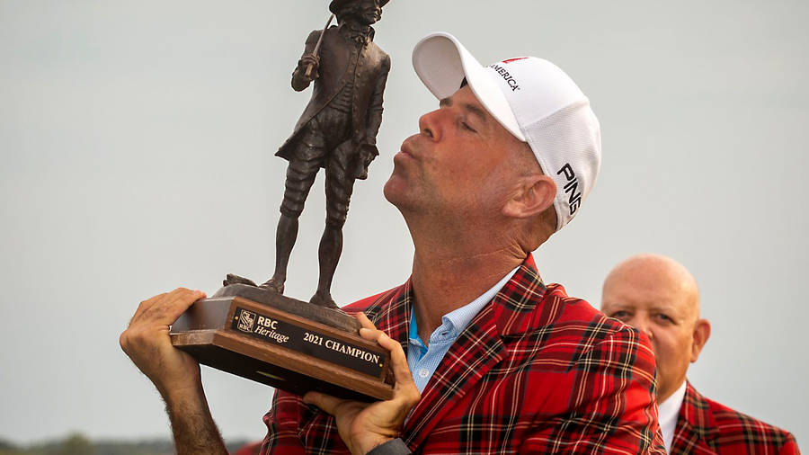 Stewart Cink Kissing His Trophy Wallpaper