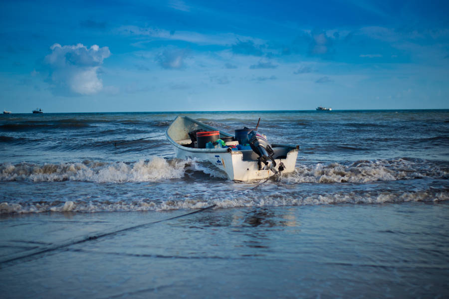 Stranded Boat In Nicaragua Blue Ocean Wallpaper