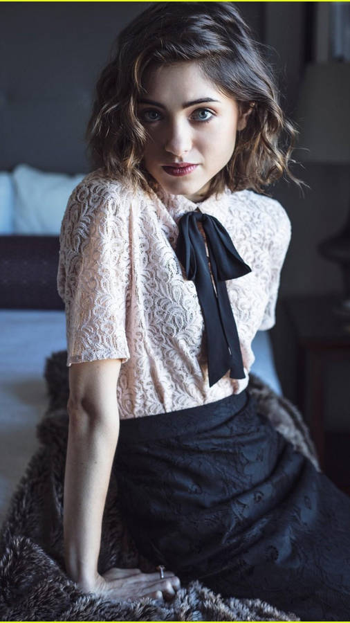 Stranger Things Cast Natalia Dyer Bed Wallpaper