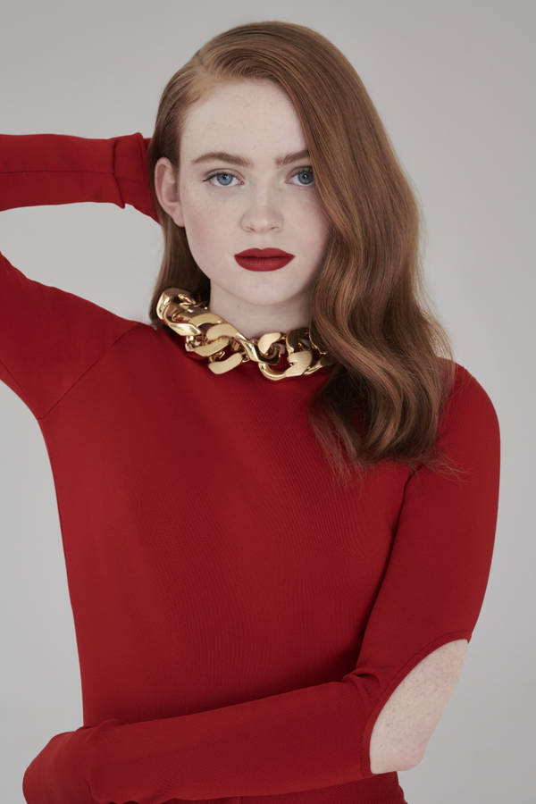 Stranger Things Cast Sadie Sink Gold Necklace Wallpaper