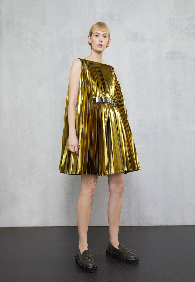 Striking Gold Pleated Dress By Christopher Kane Wallpaper