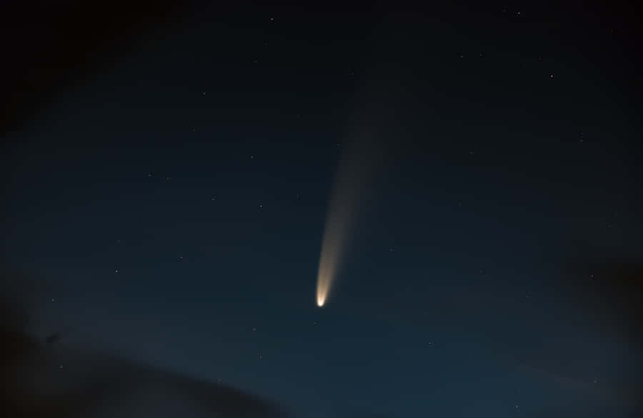 Stunning Comet In Night Sky Wallpaper