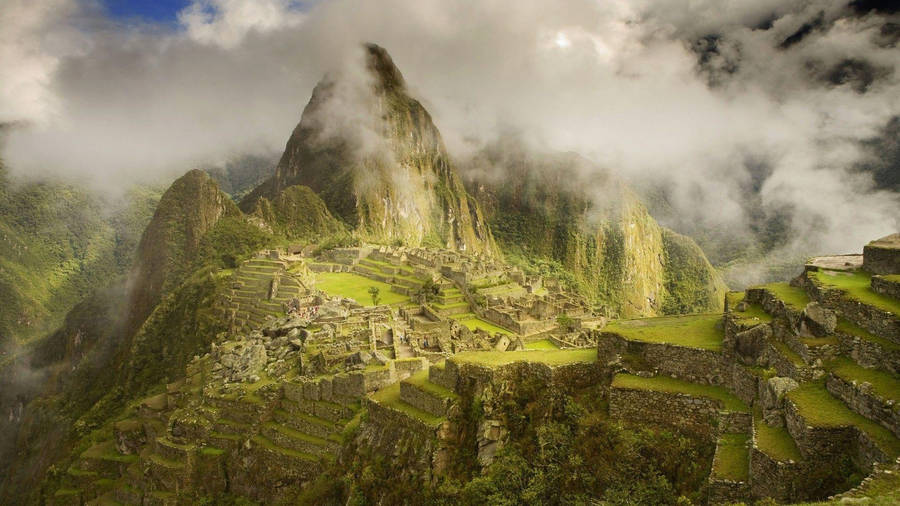 Stunning Scenery Of Machu Picchu In Peru Wallpaper