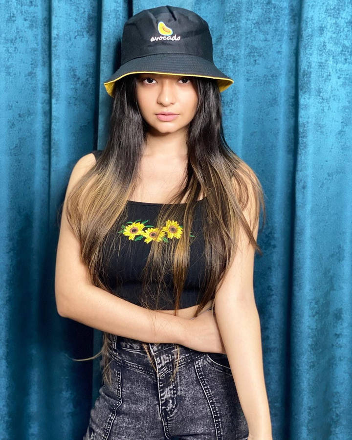 Stylish Anushka Sen Donning A Chic Bucket Hat Wallpaper