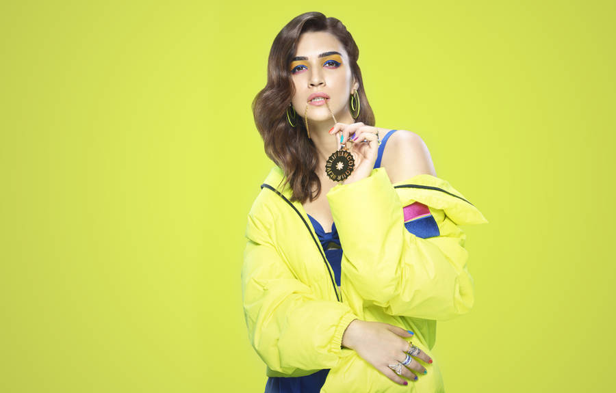 Stylish Yellow Kriti Sanon Wallpaper