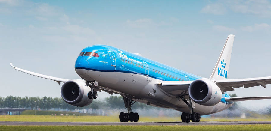 Superb Action Shot Klm Passenger Airplane Wallpaper