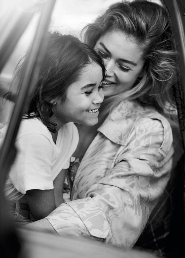 Supermodel Mother And Lovely Daughter Wallpaper