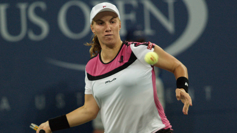 Svetlana Kuznetsova Focused On The Ball Wallpaper