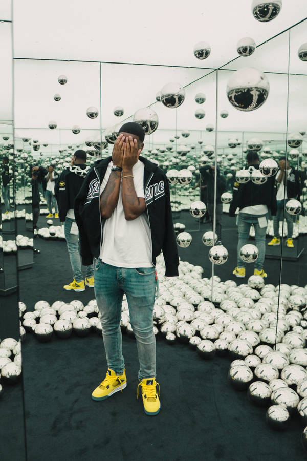 Swavy Lee Instagram Star Inside Infinity Mirror Room Wallpaper