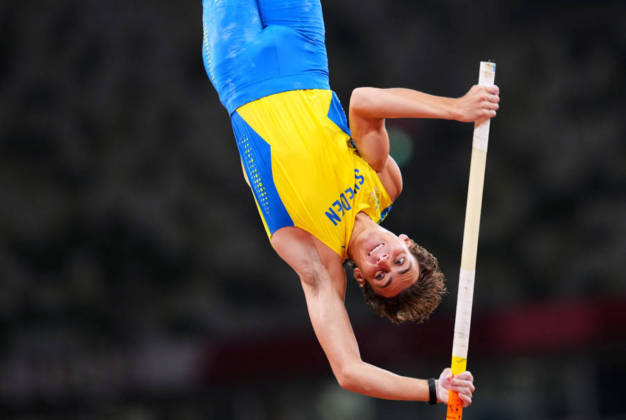 Swedish American Armand Duplantis Pole Vault Jump Wallpaper