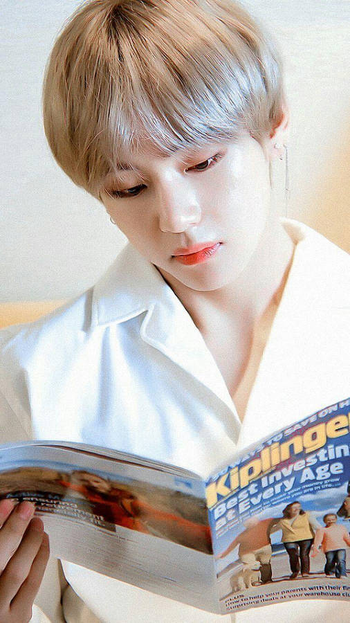 Taehyung Cute Reading Magazine Wallpaper