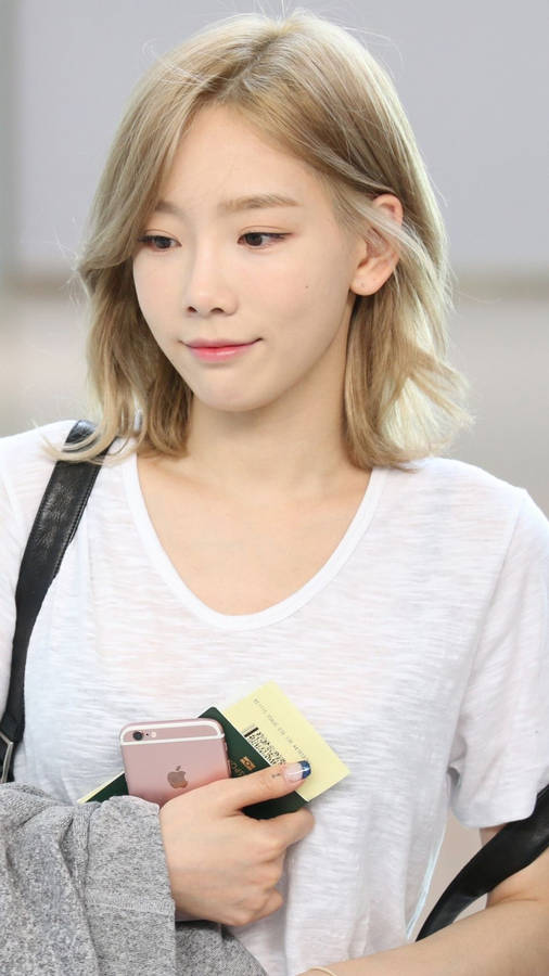 Taeyeon Airport Look Wallpaper