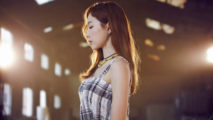 Taeyeon Side View Wallpaper