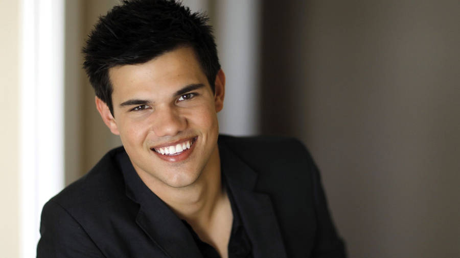 Taylor Lautner Wide Smile Wallpaper