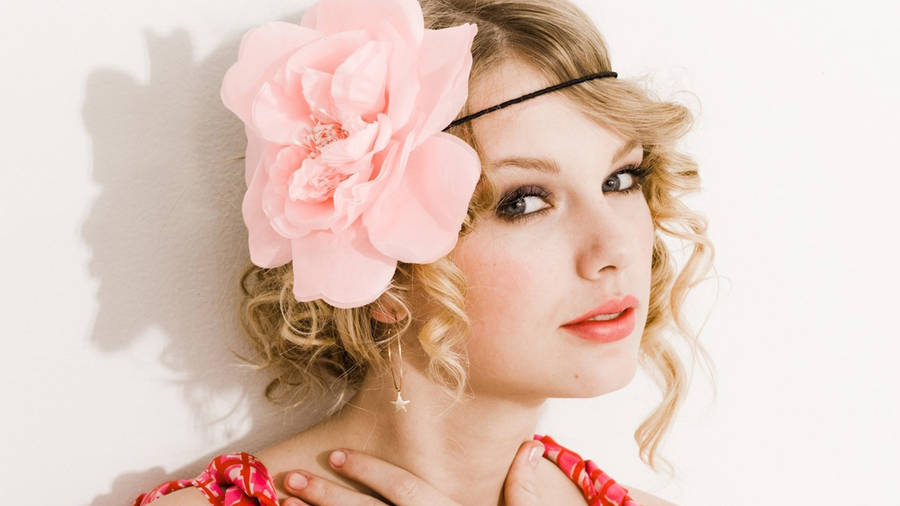 Taylor Swift Pretty Seventeen Photo Wallpaper