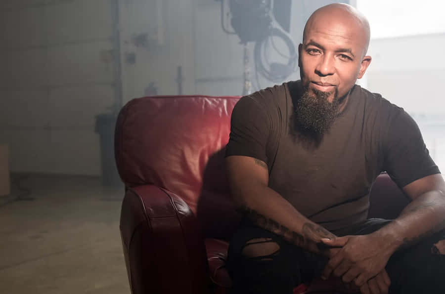 Tech N9ne Portraitin Red Chair Wallpaper