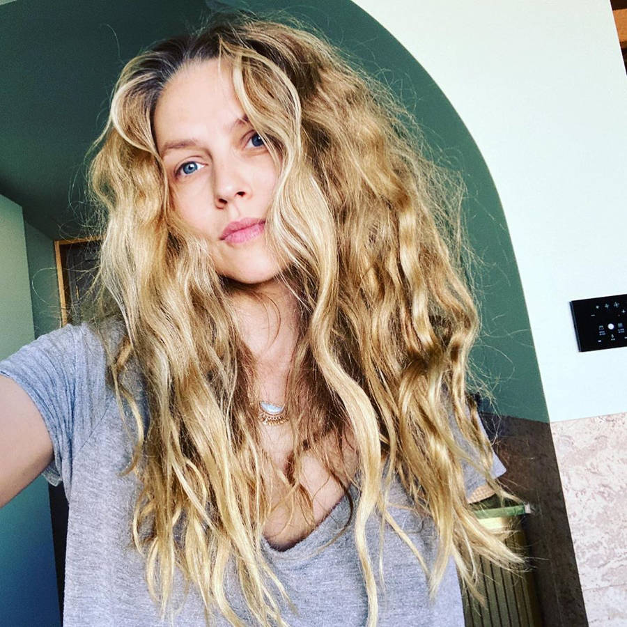 Teresa Palmer With Messy Hair Selfie Wallpaper