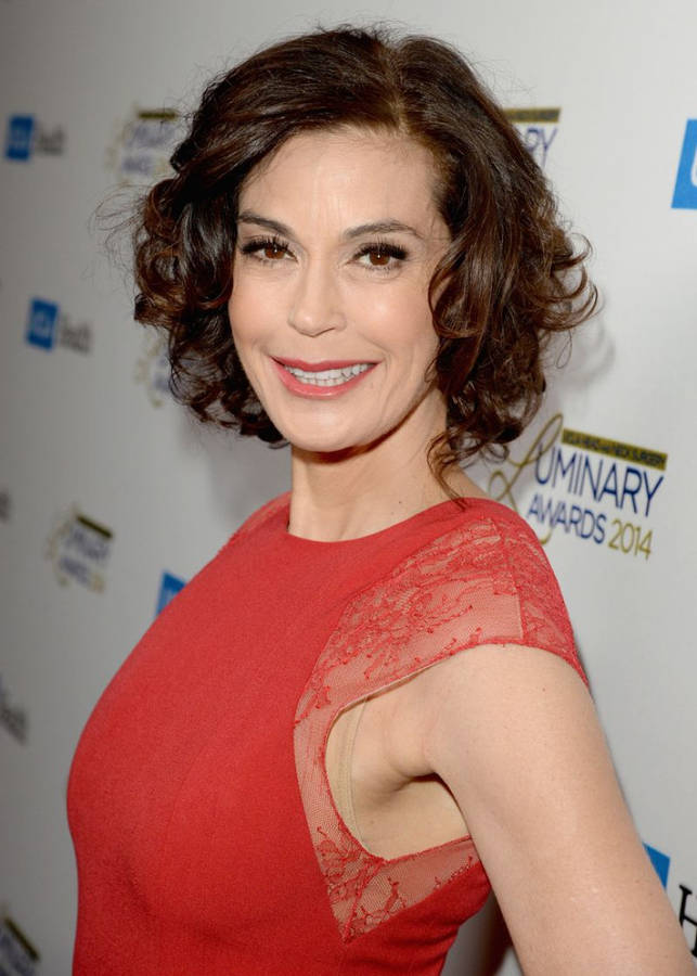 Teri Hatcher Graces The Awards Night With Her Elegance Wallpaper