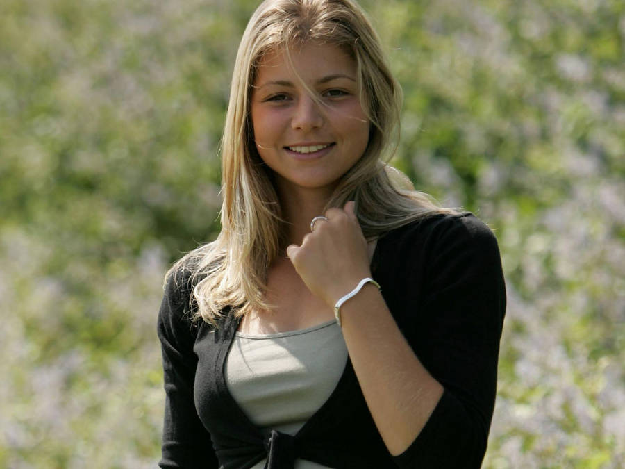 The Charming Maria Kirilenko Flaunting A Lovely Smile Wallpaper