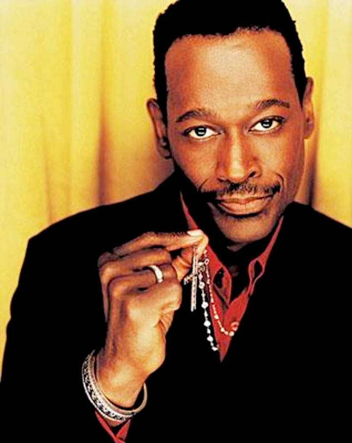 The Dignified Soul Singer, Luther Vandross In A Classy Suit. Wallpaper