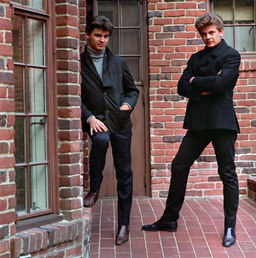 The Everly Brothers During A Photoshoot In 1965. Wallpaper