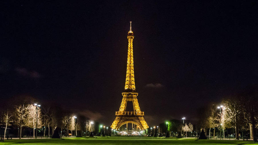 “the Iconic Eiffel Tower In Paris, France” Wallpaper
