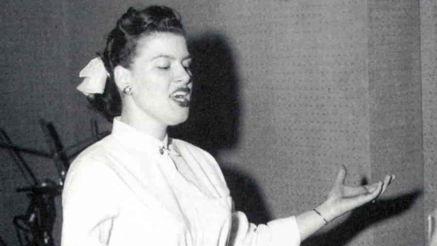 The Iconic Singer Patsy Cline Performing Wallpaper