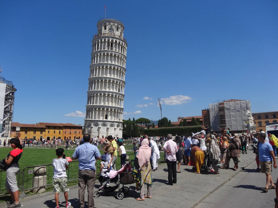 The Leaning Tower Of Pisa Tourists Wallpaper