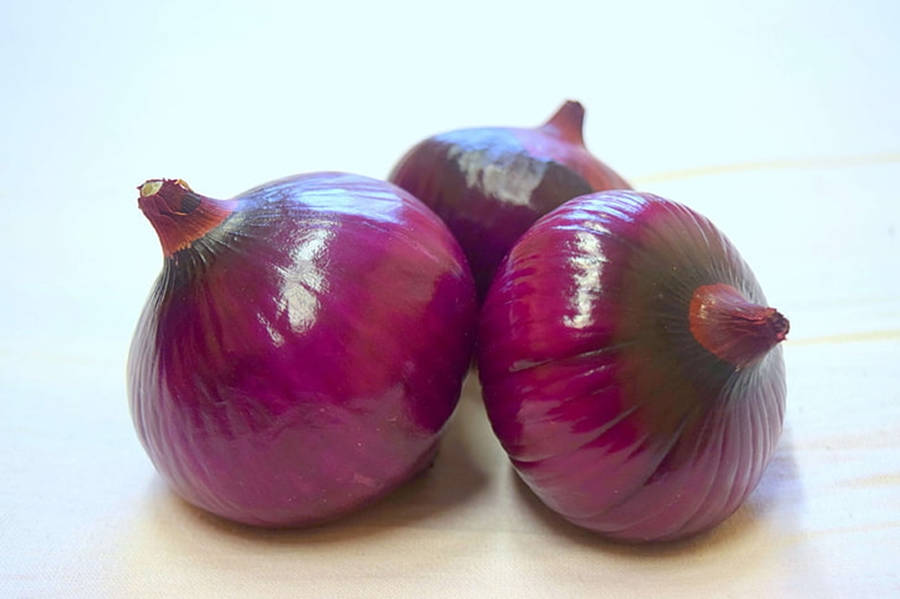 Three Alliaceous Red Onion Vegetables Wallpaper