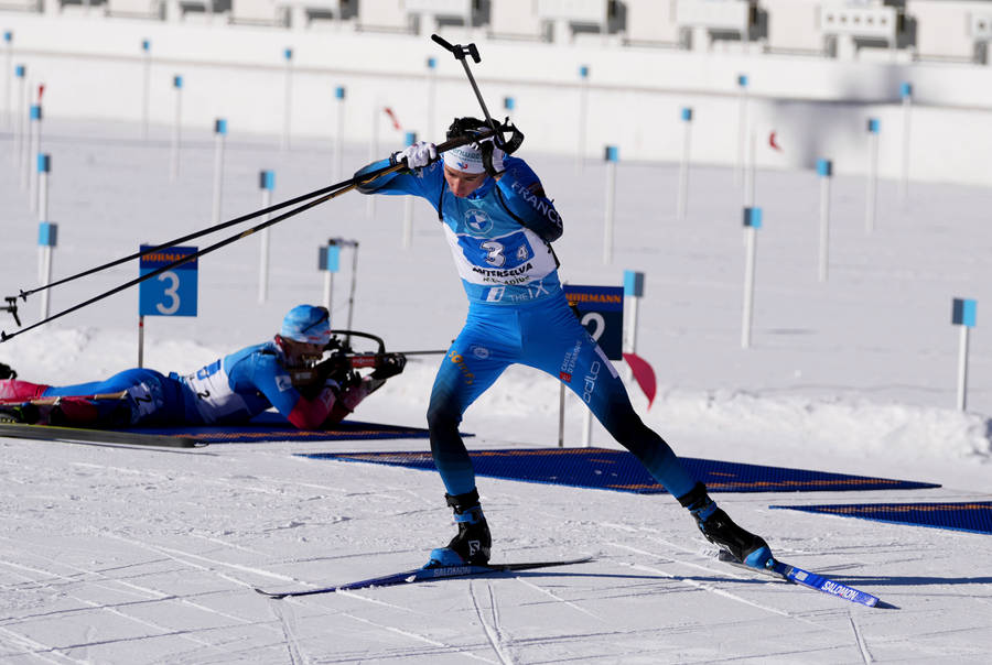 Thrilling Biathlete Competing Biathlon Sport Wallpaper