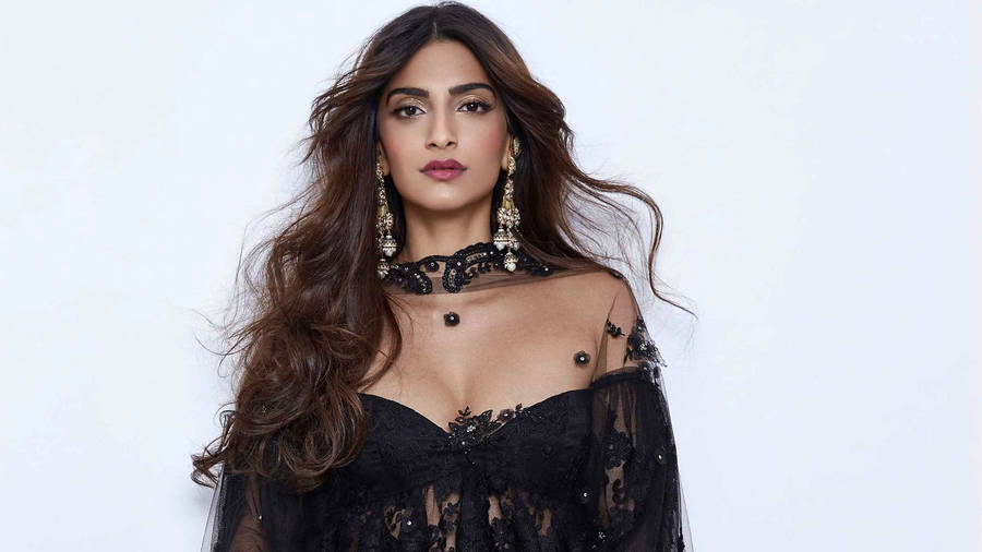 Thrilling Sonam Kapoor Wallpaper