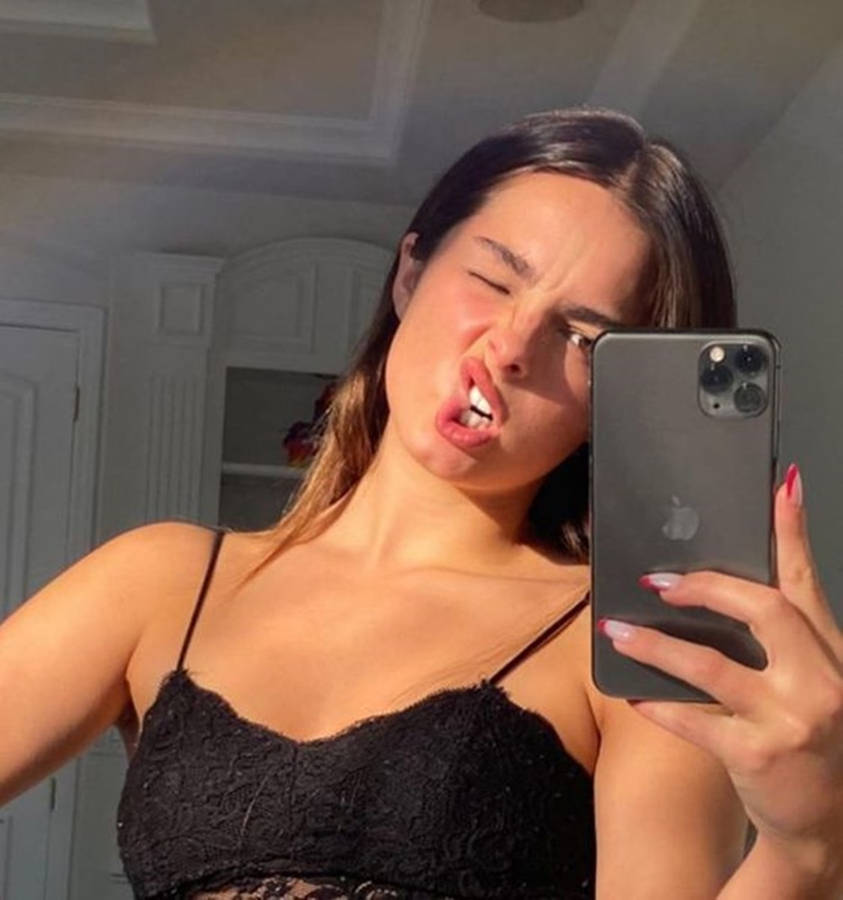 Tiktok Star Addison Rae Pfp Wacky Mirror Selfie Wallpaper