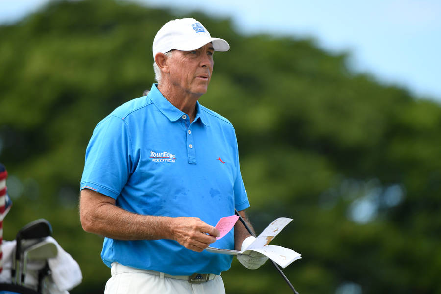 Tom Lehman Checking His Notes Wallpaper