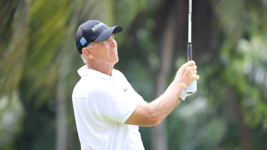 Tom Lehman Hitting The Ball Wallpaper