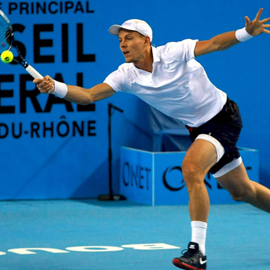 Tomas Berdych Reaching To Hit Ball Wallpaper