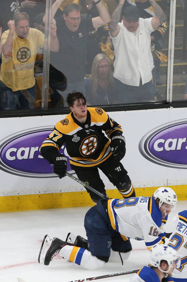 Torey Krug Slams Into Robert Thomas 2019 Wallpaper