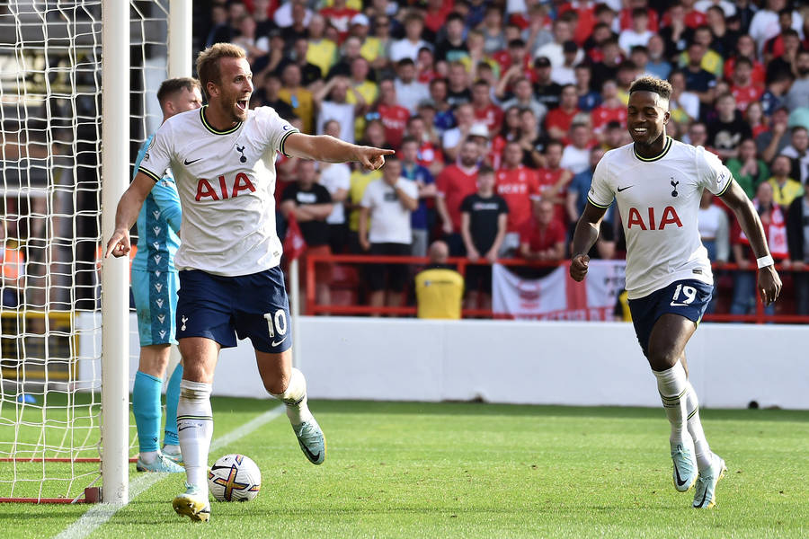 Tottenham Hotspurs Fc Members Running By The Goal Wallpaper