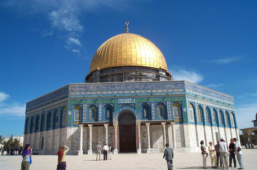 Tourists At Dome Of The Rock Wallpaper