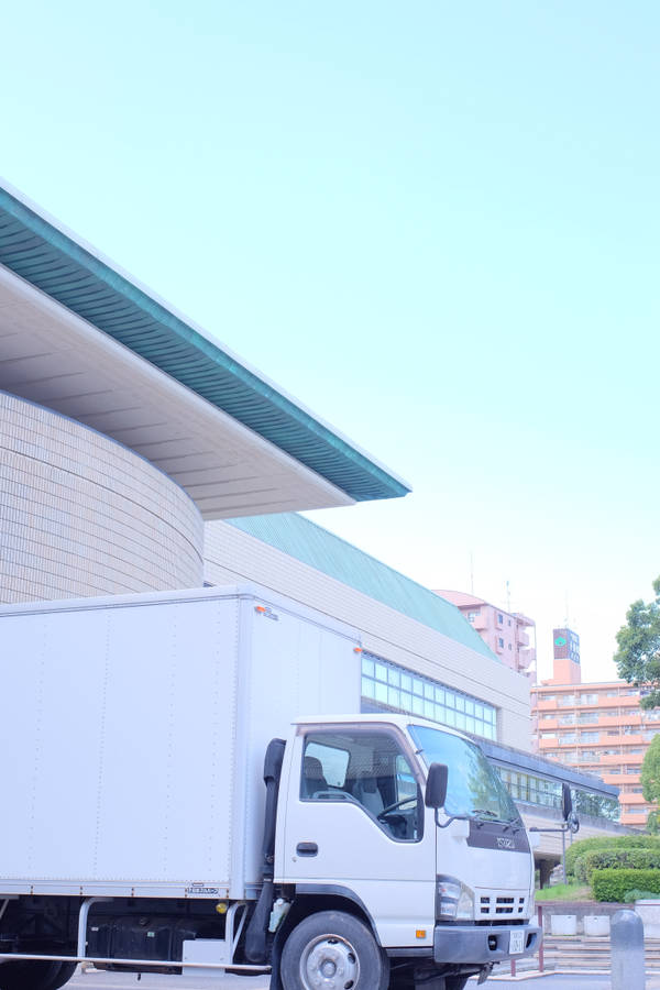 Truck Parked Near White Building Wallpaper