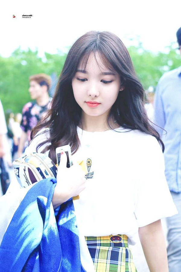 Twice Nayeon Walking Wallpaper