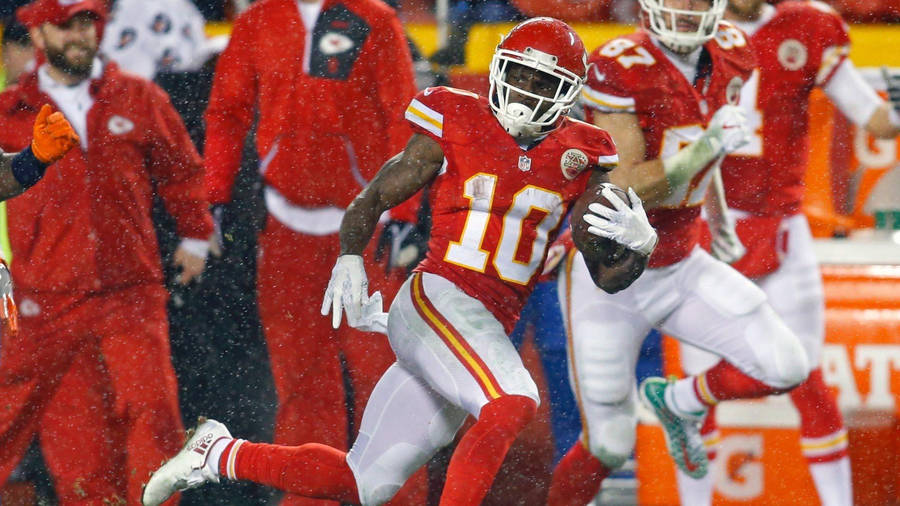 Tyreek Hill In Action - Speed And Agility On Display Wallpaper