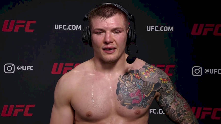 Ufc Fighter Marvin Vettori Trains With High-tech Headset Wallpaper